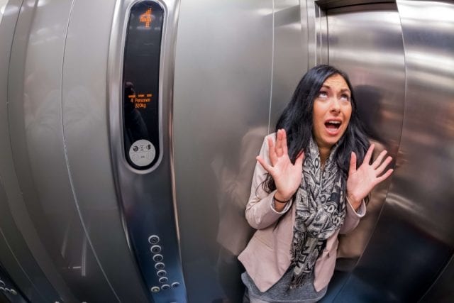 Клаустрофобия может проявится в лифте